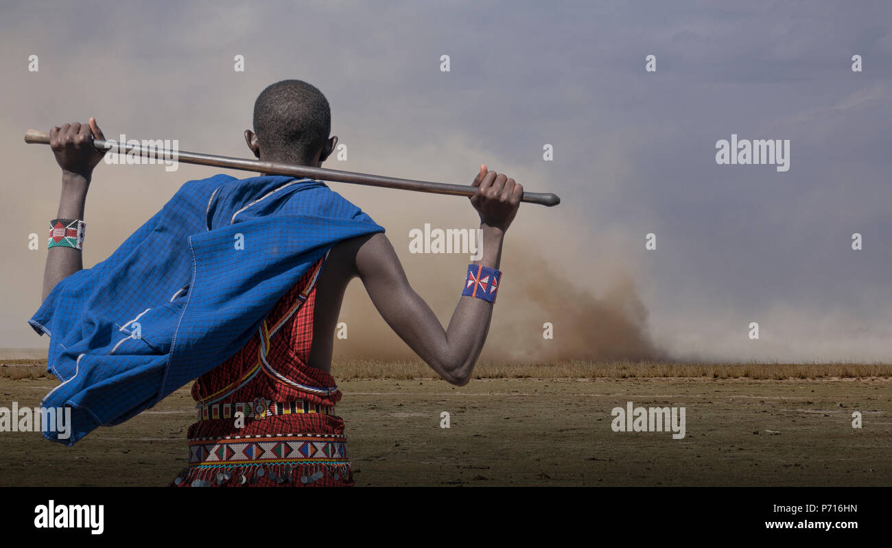 Homme Masai regardant une tempête de vent dans le Parc national Amboseli, Kenya, Afrique de l'Est, l'Afrique Banque D'Images