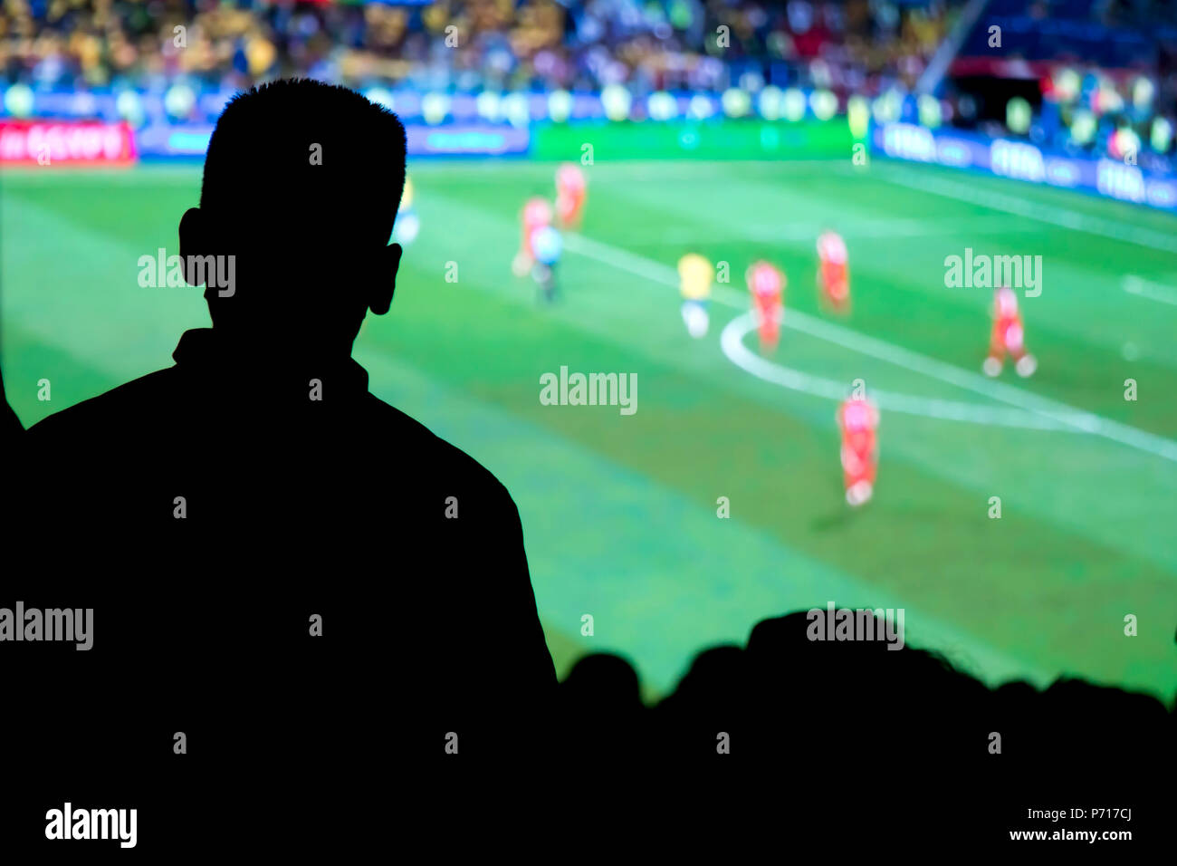 Silhouettes de fans de football foule spectateurs regarder match de football Banque D'Images
