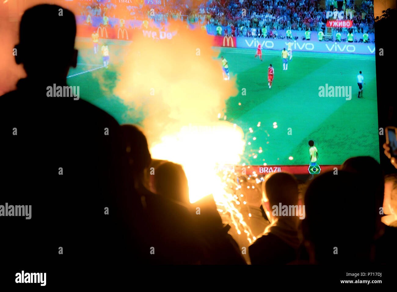 Belgrade, Serbie - 27 juin 2018 : foule floue de jeunes fans de football regarder Serbie vs Brasil jeu dans la coupe du monde 2018 sur l'immense écran public Banque D'Images