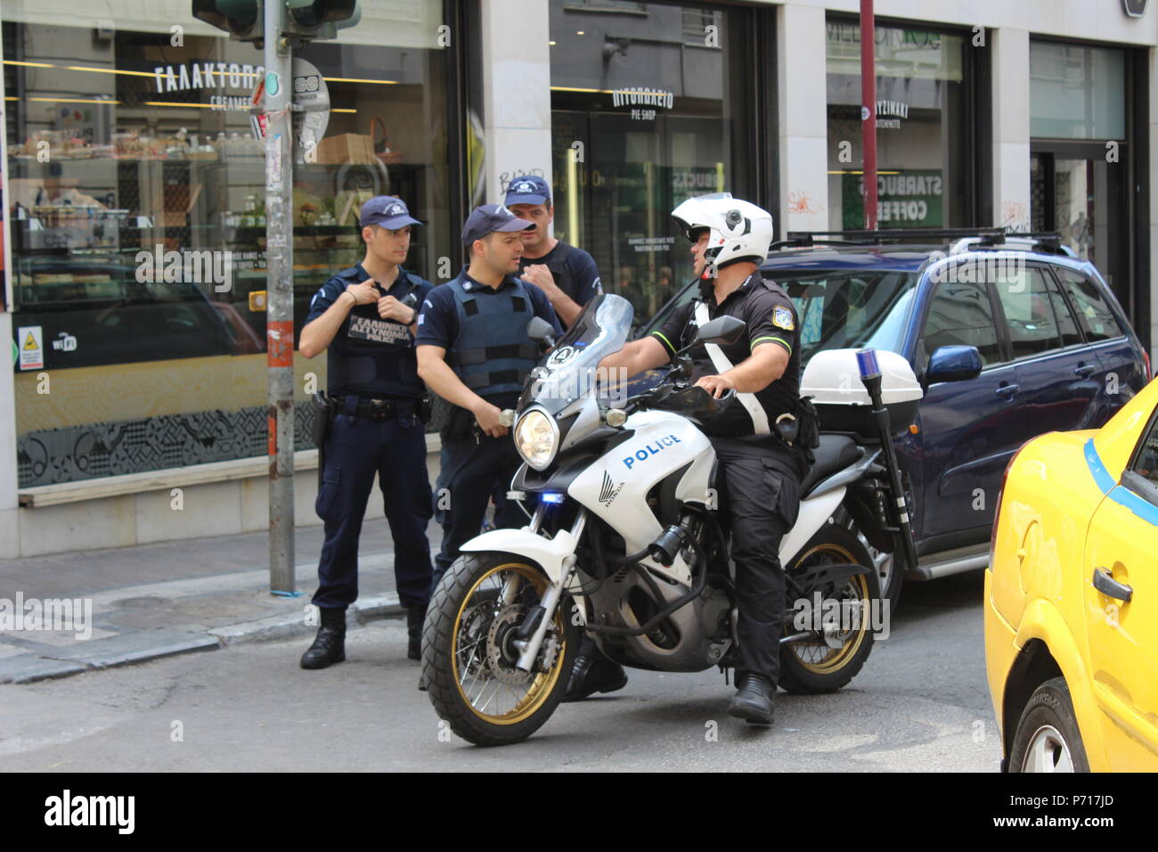 Un groupe de policiers, un cop, une moto street Athènes Grèce Banque D'Images