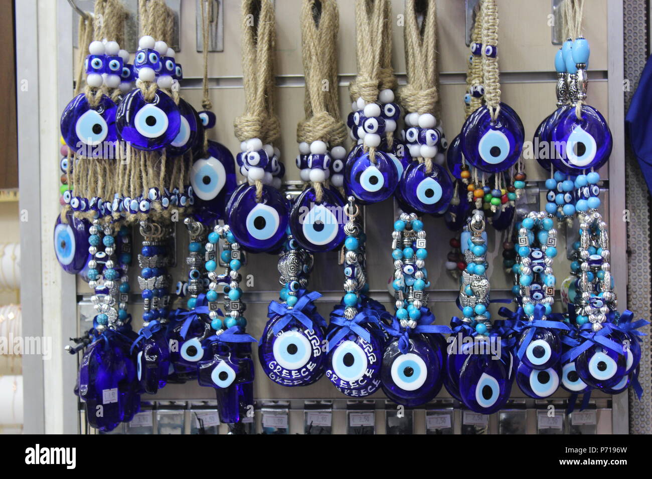 Mati mauvais œil de verre bleu pendentifs à Athènes Grèce boutique Banque D'Images