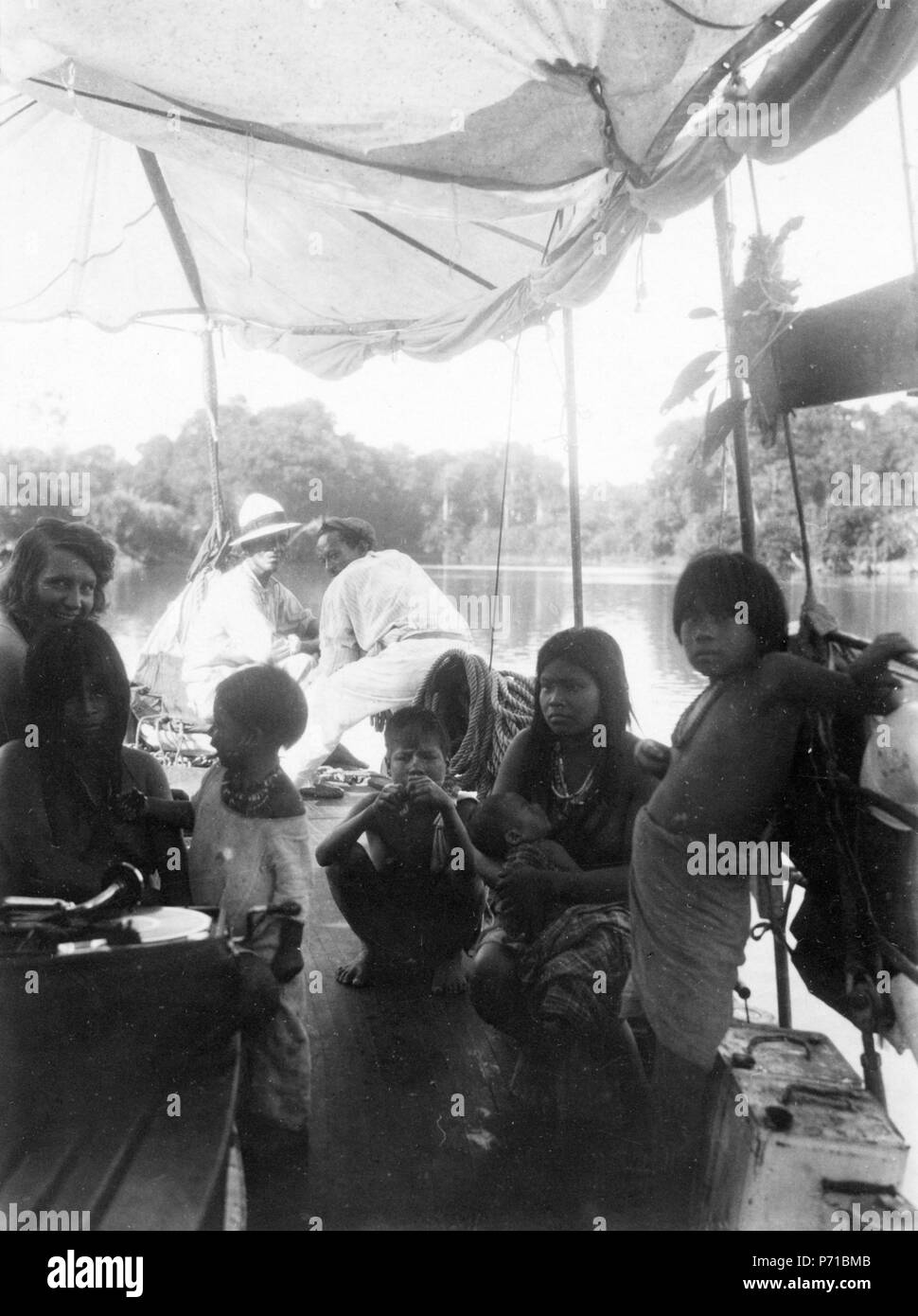 143 Indianbarn ombord på Olga för att höra grammofon. J'förgrunden besättningen24, t.v - SMVK - 004382 Banque D'Images