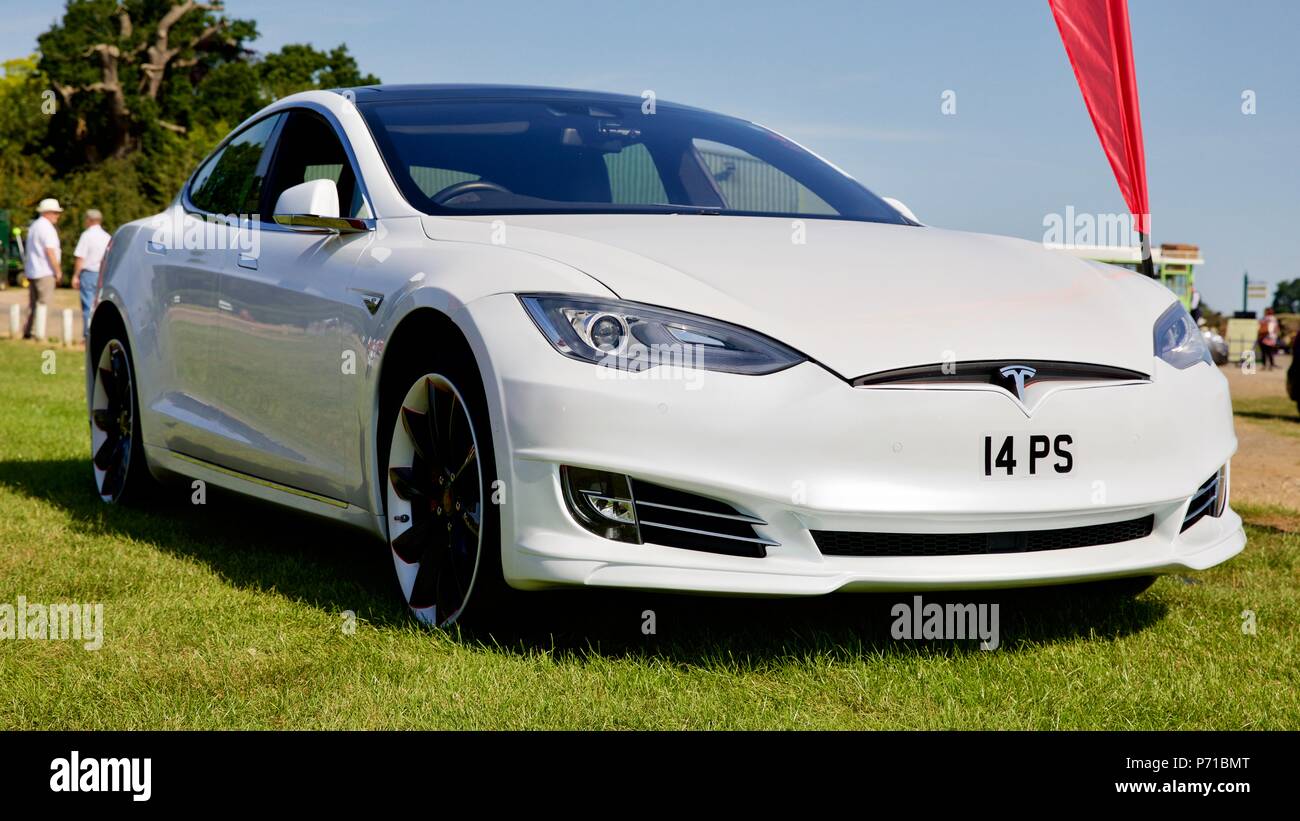Modèle Tesla 3 haute performance d'une voiture tout-électrique conçu pour l'avenir de la planète sont Banque D'Images