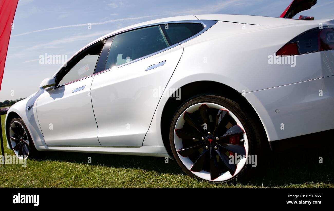 Modèle Tesla 3 haute performance d'une voiture tout-électrique conçu pour l'avenir de la planète sont Banque D'Images