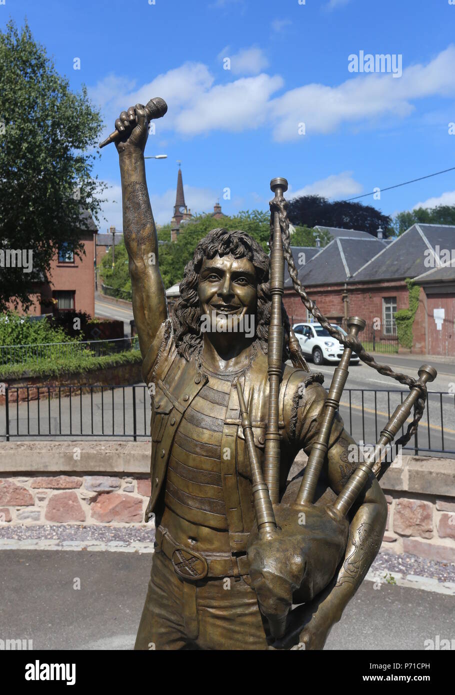 Statue grandeur nature de la vie AC/DC Bon Scott chanteur en juillet 2018 à Kirriemuir en Ecosse Banque D'Images