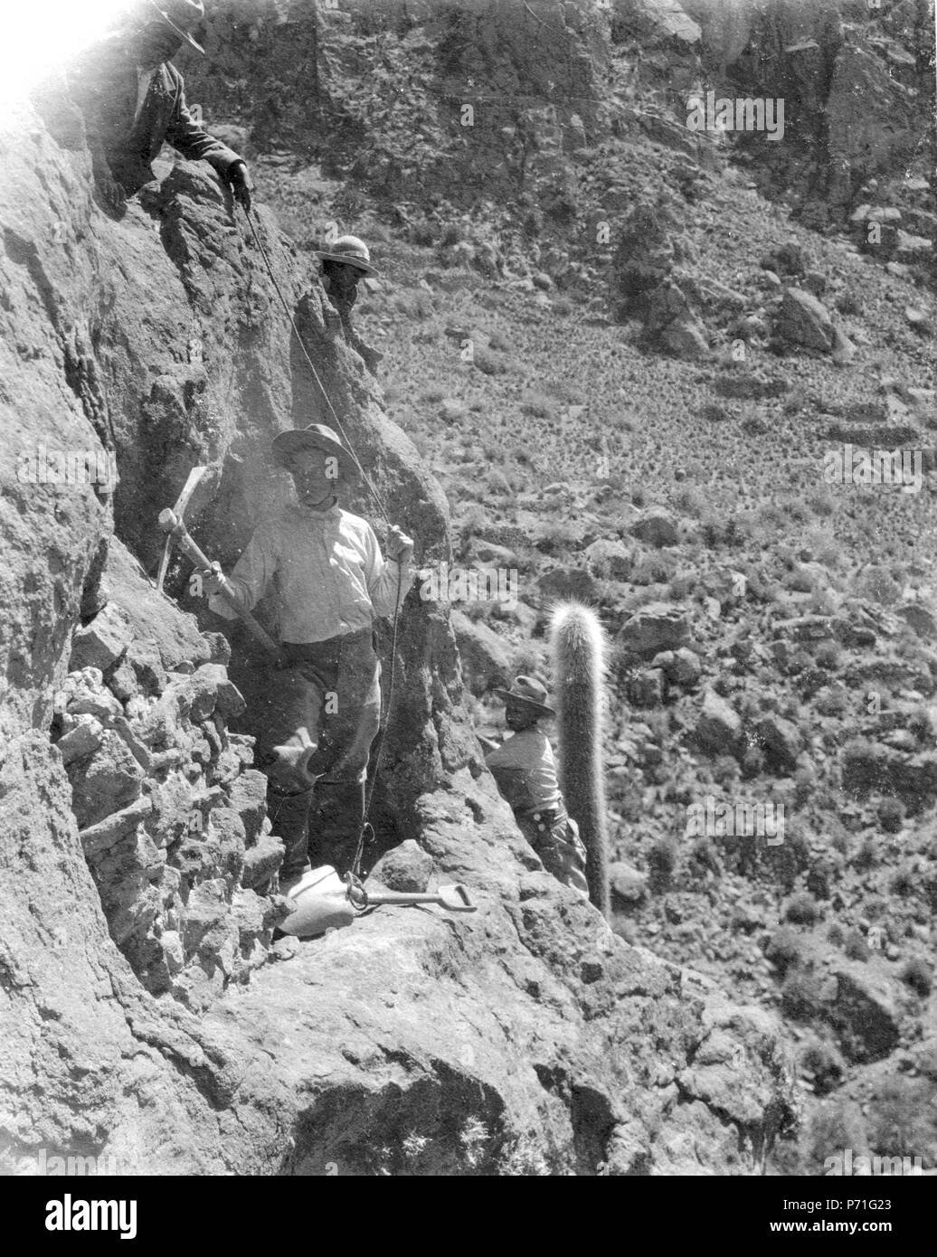 39 Eric von Rosen med utgrävning av en grav. La Puna de Jujuy. Argentine - SMVK - 003655 Banque D'Images