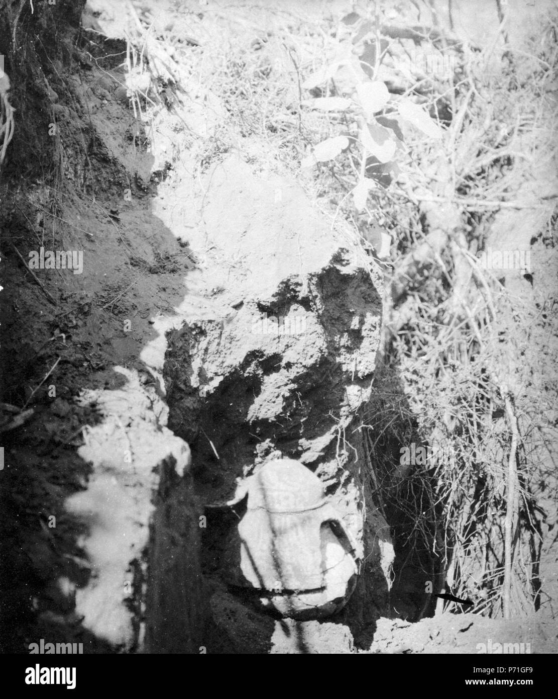 Svenska : Urna je grav 2. Kat. nr. 15.2.90. Lokal : Guaraca, R. Parapiti, la Bolivie. Guaraca, Parapete Guaracas, Rio, Rio Parapiti, province de Santa Cruz, Bolivie. Jusqu'à l'expédition Bolivie (1913-1914). Anglais : l'Expédition suédoise de Bolivie (1913-1914). De 1913 à 1914 223 2 grav j'urna. Kat. nr. 15.2.90. Lokal, Guaraca, R. Parapiti, la Bolivie. - Guaracas Guaraca, SMVK - 005909 Banque D'Images