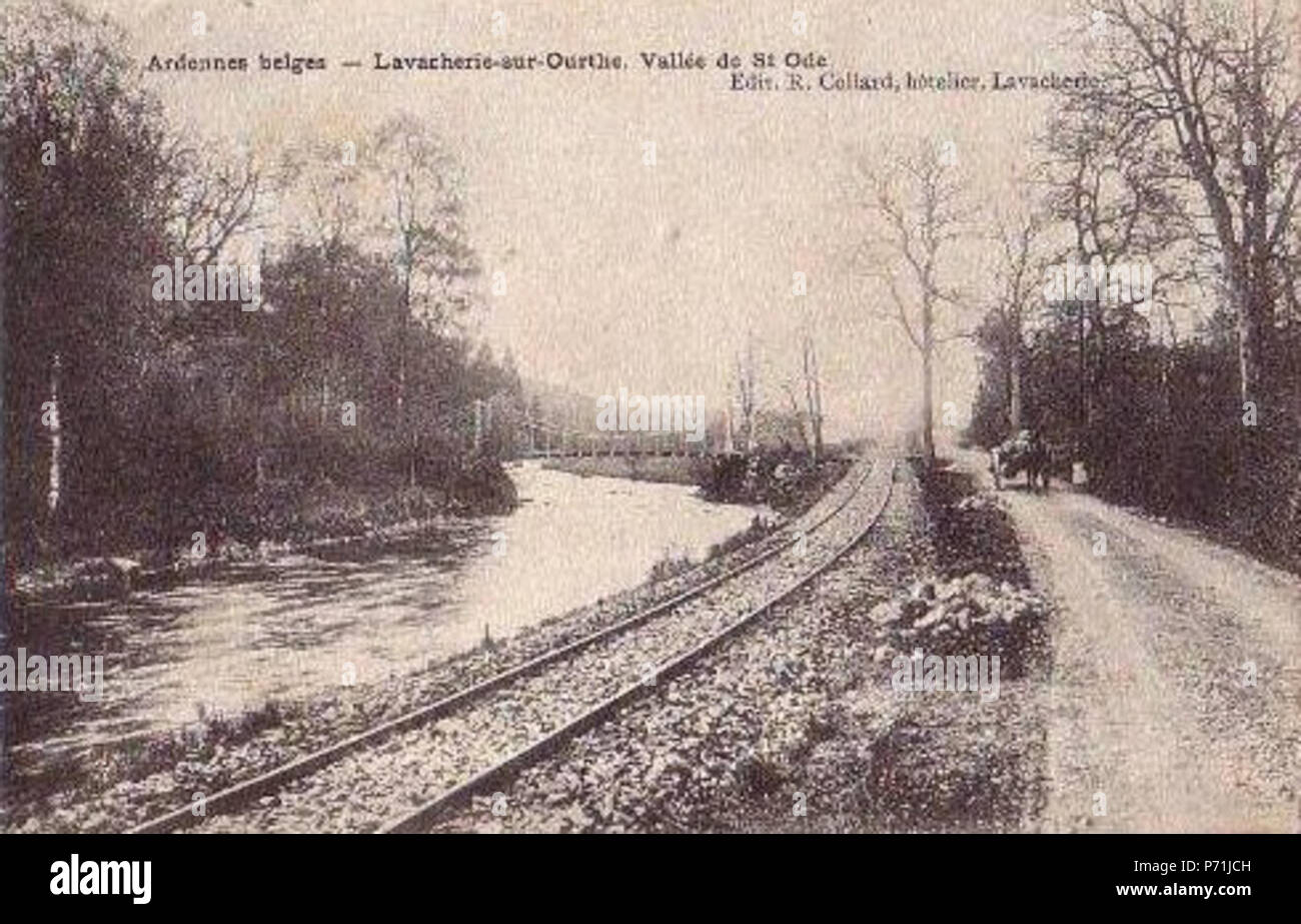 English : Forrières sur Ourthe, Province du Luxembourg, (Belgique). Le Pont Orban, suspendu à piliers métalliques. Ligne de chemin de fer vicinal de Marche à Amberloup. Ouverte en 1901 et fermée aux passagers en 1954 et en 1959 pour les marchandises. Anglais : Forrières sur l'Ourthe, Province de Luxembourg, (Belgique). L'Orban (fer) pont suspendu. Avec vue sur la ligne de chemin de fer vicinal entre Marche et Amberloup. Ouvert en 1901 et fermé pour 1954 passagers et 1959 pour les marchandises. 8 décembre 2012, 01:03:28 13 Ponts suspendu et cheval sur la route Banque D'Images