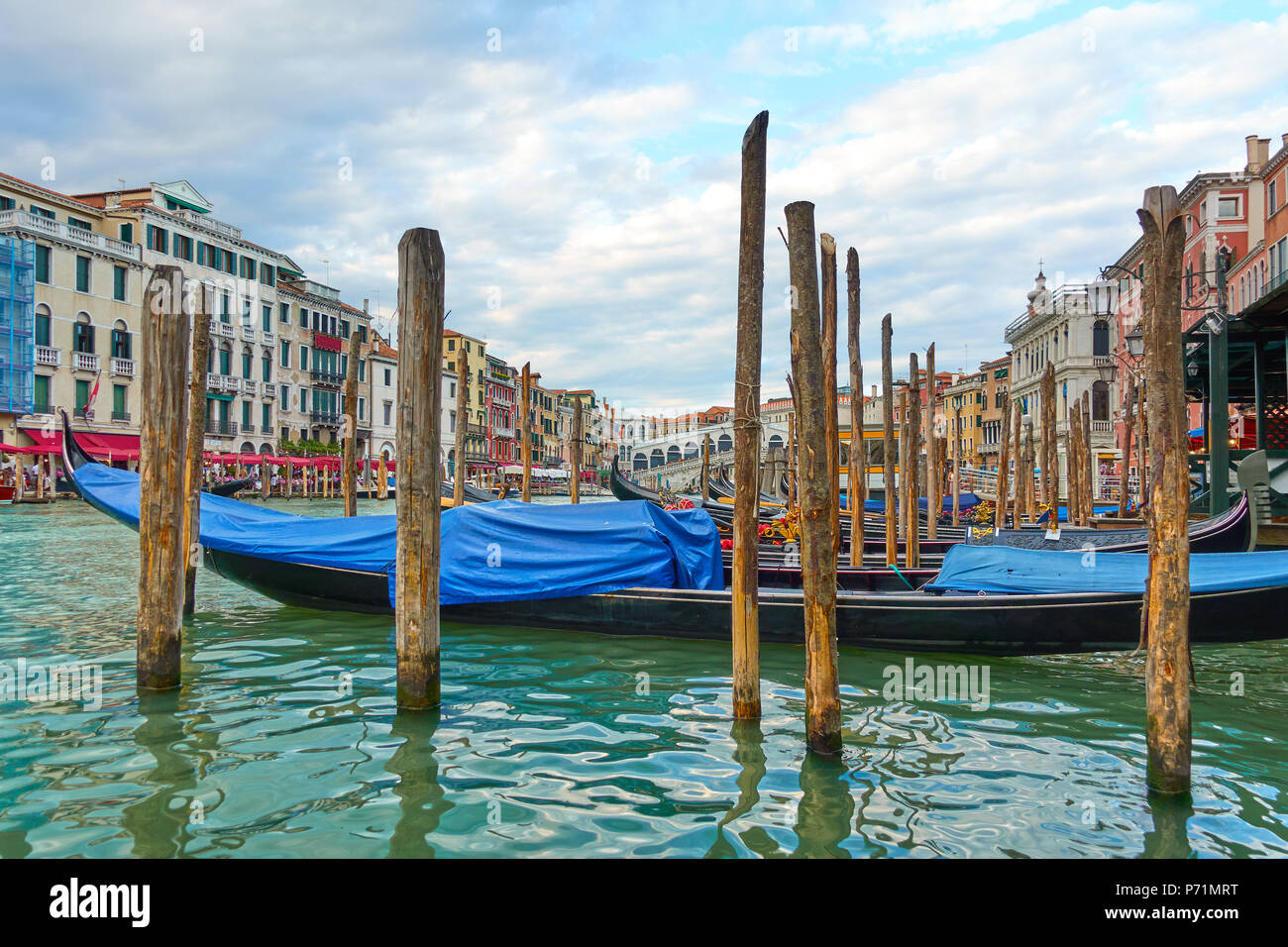 Perspective de la Grand Canal de Venise avec les gondoles amarrées près du pont du Rialto, Italie Banque D'Images