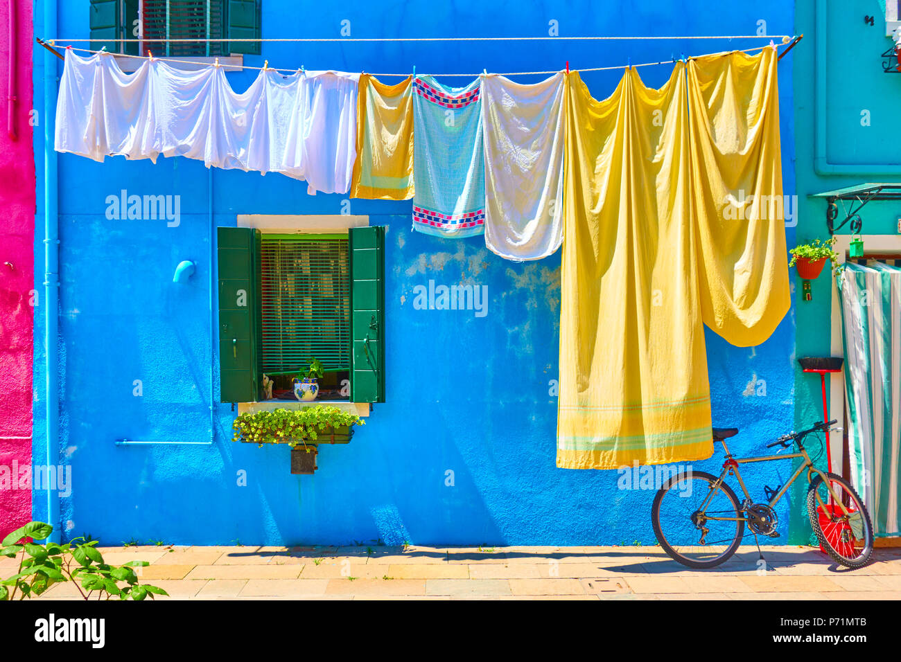 Maisons colorées de Burano et de diffusion , dans la rue, Venise, Italie Banque D'Images