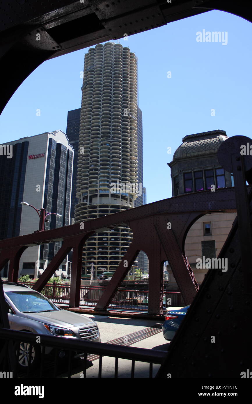 Pont-levis à Chicago et pittoresque du centre-ville moderne river promenade le long de la rivière Chicago et Wacker Drive. Banque D'Images