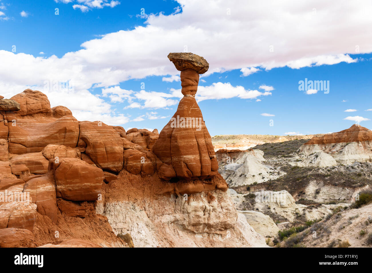 Rouges Champignon unique formation hoodoo badlands du sud de l'Utah ; en arrière-plan ; dans le Paria rimrocks, Grand Staircase-Escalante National Monument. Banque D'Images