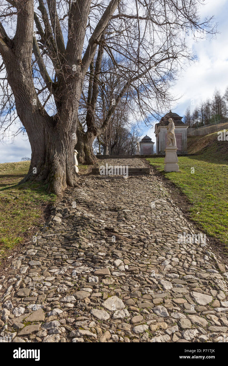 Deutsch : Kalvarienberg à Heiligenkreuz, Niederösterreich English : calvaire à Heiligenkreuz, Basse Autriche ce média montre le monument protégé avec le numéro 70028 en Autriche. (Communes, de, ) l'emplacement de l'Objet 48° 03' 22.32" N, 16° 08' 05,32" E Voir ce et d'autres images sur : OpenStreetMap - Google Earth ; 48,056200 16,134810 . 11 février 2016, 12:20:40 Calvaire 70028 12 À Heiligenkreuz, Basse Autriche 1637 Banque D'Images Deutsch : Kalvarienberg à Heiligenkreuz, Niederösterreich English : calvaire à Heiligenkreuz, Basse Autriche ce média montre le monument protégé avec le numéro 70028 en Autriche. (Communes, de, ) l'emplacement de l'Objet 48° 03' 22.32" N, 16° 08' 05,32" E Voir ce et d'autres images sur : OpenStreetMap - Google Earth ; 48,056200 16,134810 . 11 février 2016, 12:20:40 Calvaire 70028 12 À Heiligenkreuz, Basse Autriche 1637 Banque D'Images