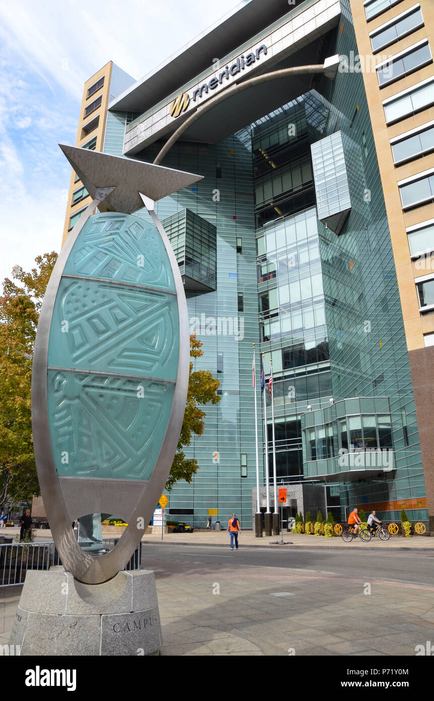 DETROIT, MI / USA - 21 octobre 2017 : Les Visiteurs utiliser leurs bicyclettes près du bâtiment Meridian hors Campus Martius. Banque D'Images