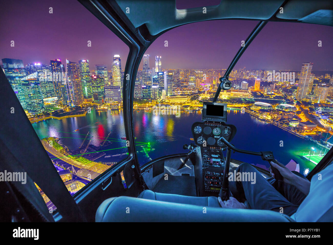 Vol panoramique en hélicoptère au-dessus de Singapour à l'aube. Nuit scène aérienne urbaine avec l'intérieur du poste de pilotage. quartier des gratte-ciel de nuit le port de Singapour. Banque D'Images