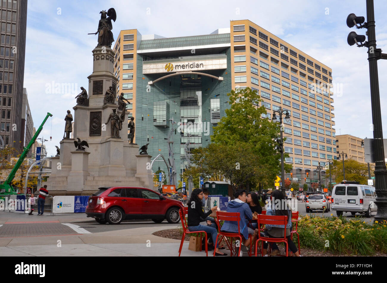 DETROIT, MI / USA - 21 octobre 2017 : Les visiteurs se détendre en face de parc Campus Martius. Banque D'Images