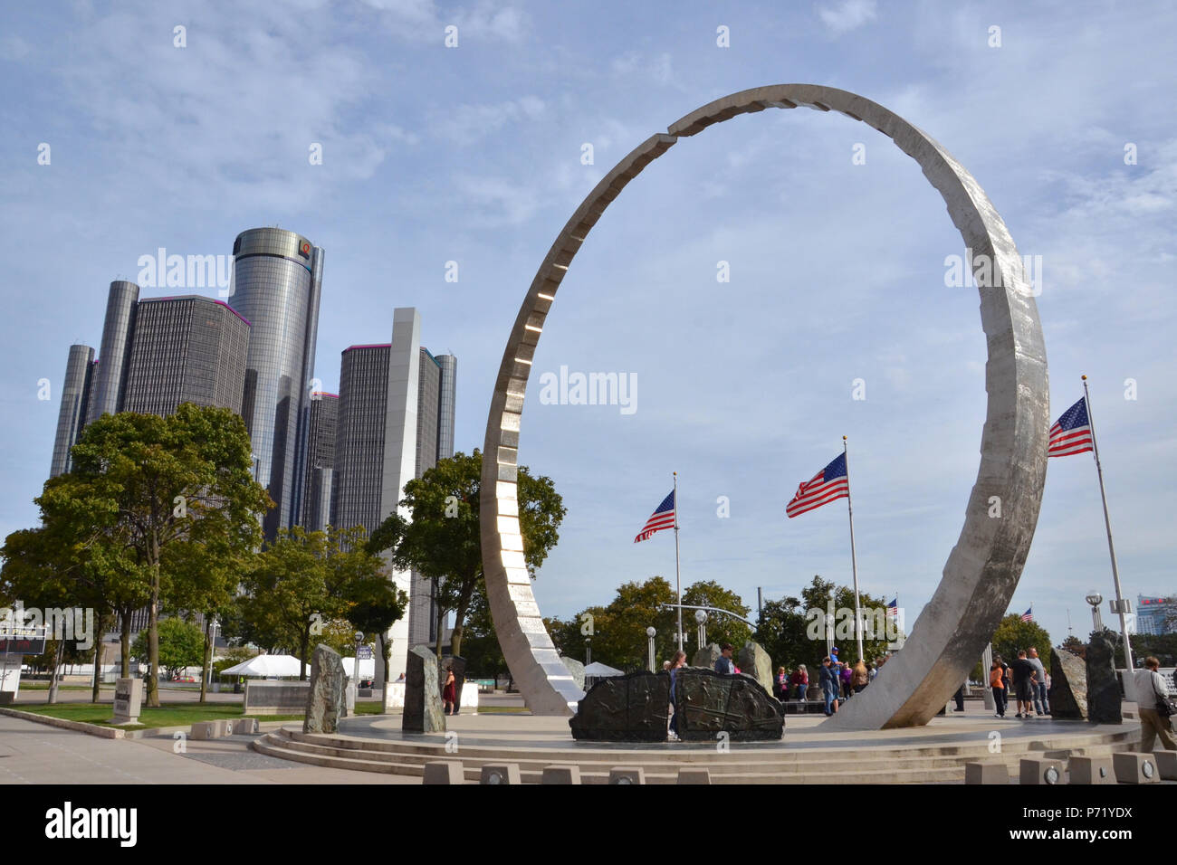 DETROIT, MI / USA - 21 octobre 2017 : Tournée membres visiter Hart Plaza dans le centre-ville de Detroit. Banque D'Images