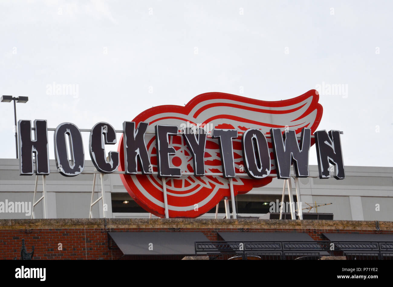 DETROIT, MI / USA - 21 octobre 2017 : Detroit's Hockeytown Cafe, dont le logo est affiché au sommet de l'édifice, a été fondée par Mike Ilitch propriétaire des Red Wings Banque D'Images