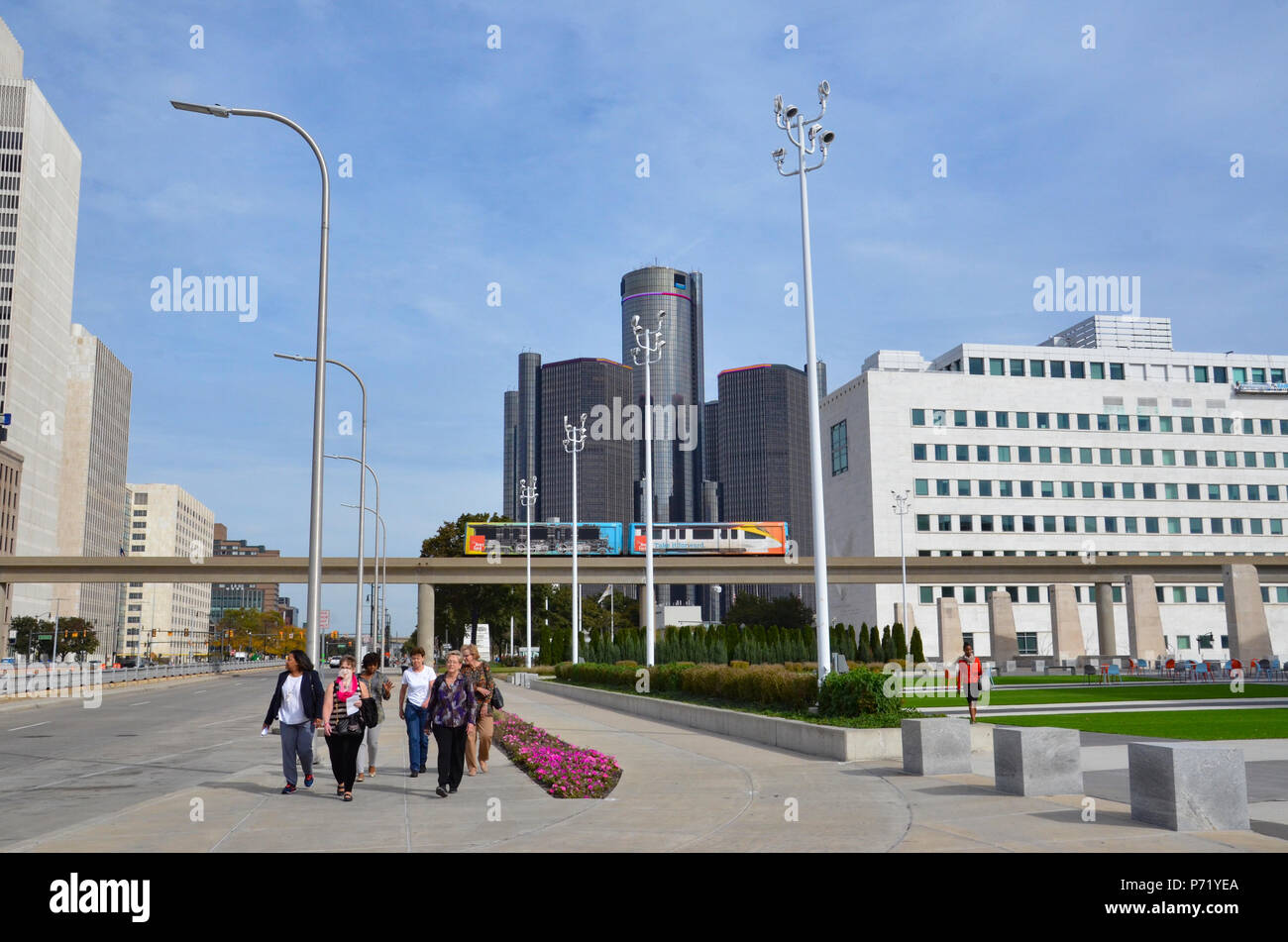 DETROIT, MI / USA - 21 octobre 2017 : Les femmes marcher le long de Jefferson Avenue, près de Cobo Hall au centre-ville de Detroit, avec la Renaissance Center dans la zone Banque D'Images