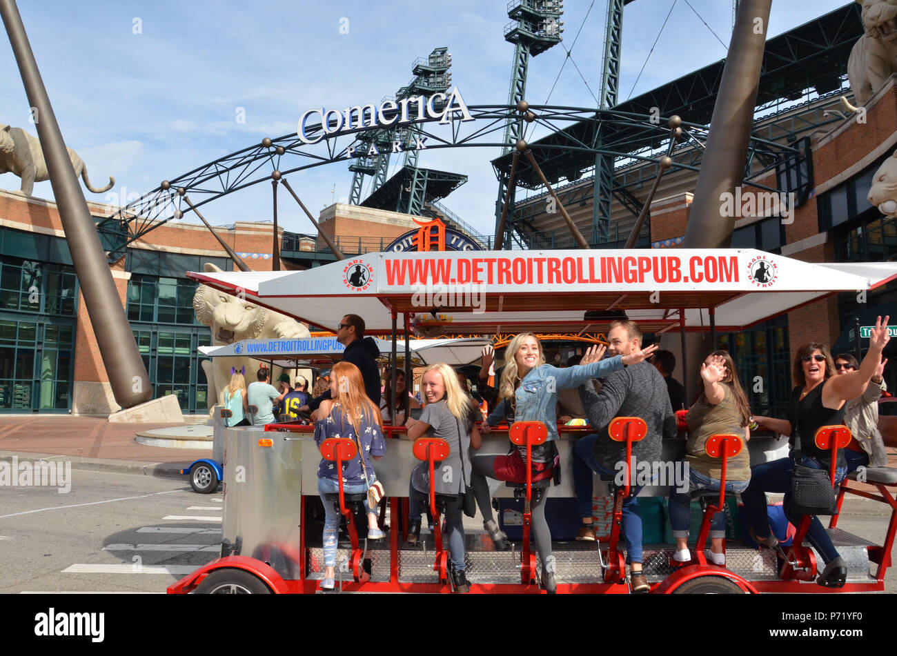 DETROIT, MI / USA - 21 octobre 2017 : les visiteurs de vagues roulant hors Pub Detroit Comerica Park. Banque D'Images