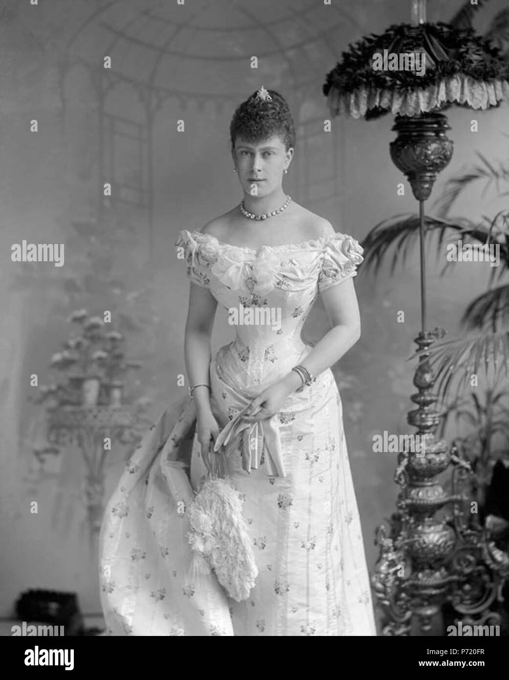 Anglais : Portrait de la Reine Marie (1867-1953) quand la princesse Victoria Marie de Teck, assis avant mariage, 6 juillet 1893. La rivière de diamants collier était un cadeau du roi Édouard VII et La Reine Alexandra en mémoire du duc de Clarence, 27 février, 1892. 24 juin 1893 225 Victoria Mary de Teck Banque D'Images