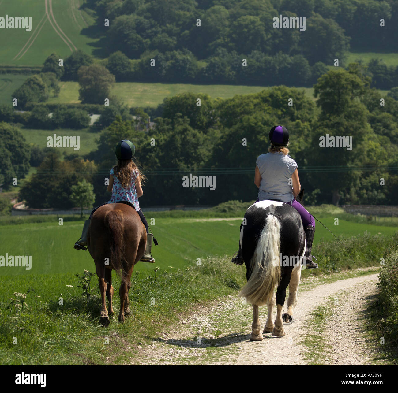 Mère et fille l'équitation Banque D'Images
