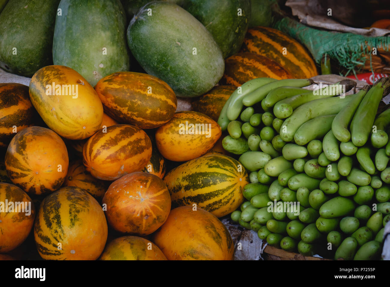 Les indiens frais légumes vendus sur le marché, zucchinni, melons, pastèques. Banque D'Images