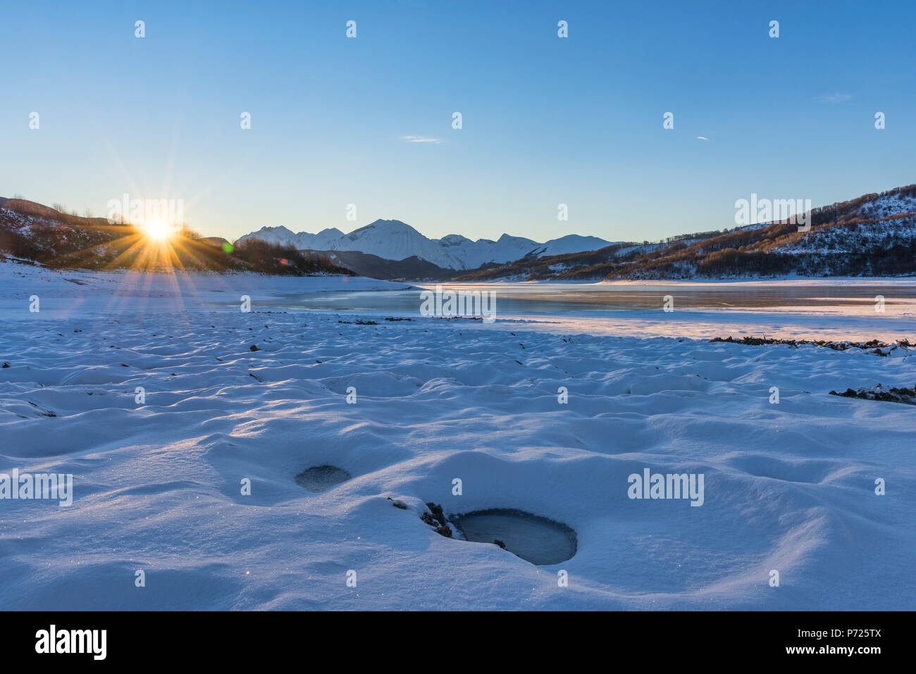 Le Lac de Campotosto en hiver au lever du soleil, Parc National Gran Sasso, Abruzzes, Italie, Europe Banque D'Images