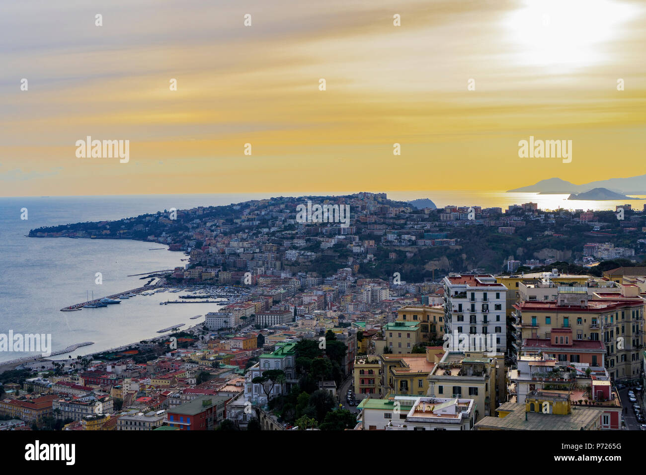 Vue panoramique vue du coucher de Mergellina section côtière vu de Sant'Elmo, château à Naples, Campanie, Italie, Europe Banque D'Images