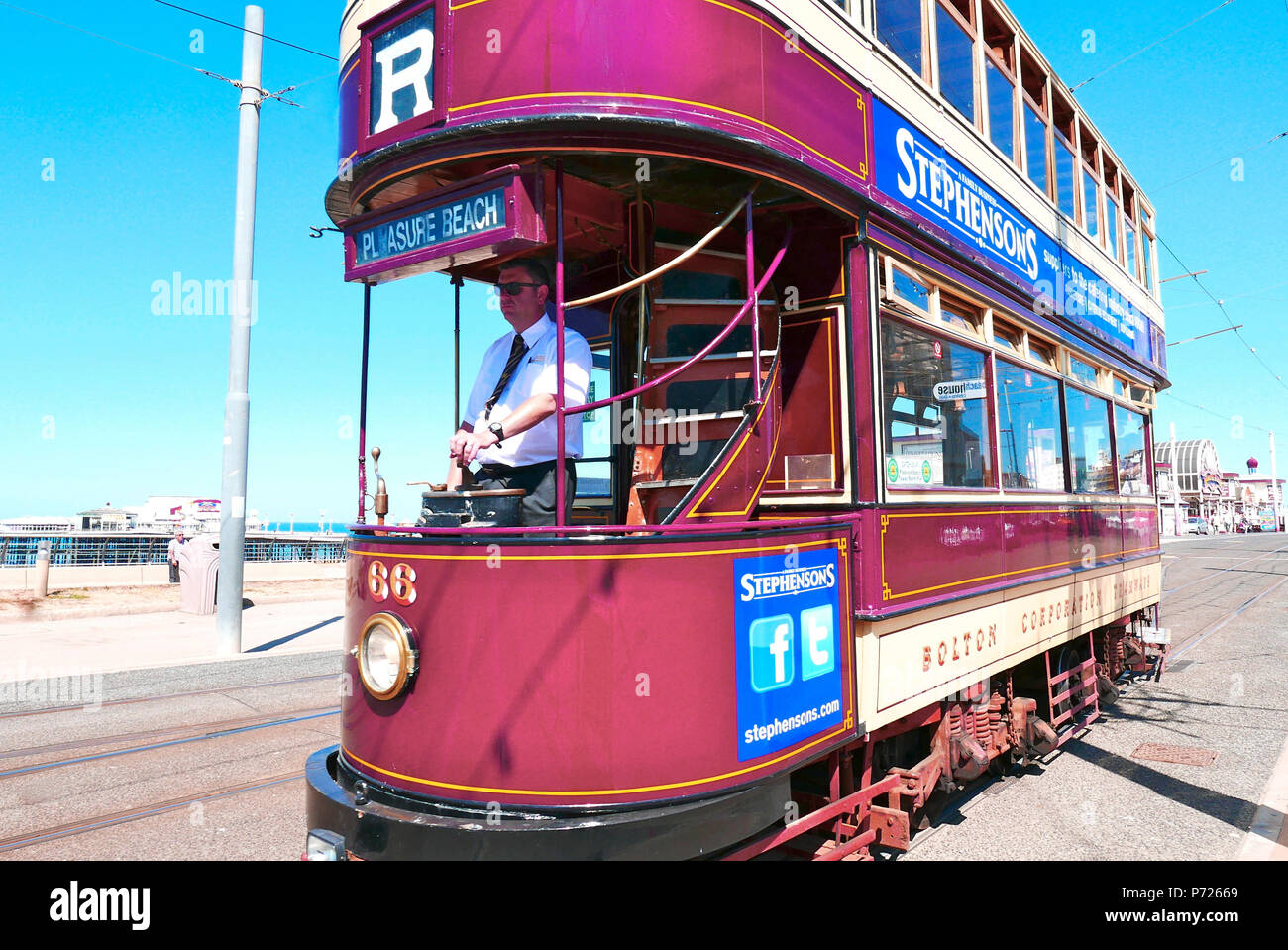 Bolton Corporation 66 tramway construit en 1901 dans le cadre d'exploitation de tramways de Blackpool Heritage Tours le long de la promenade de Blackpool Banque D'Images