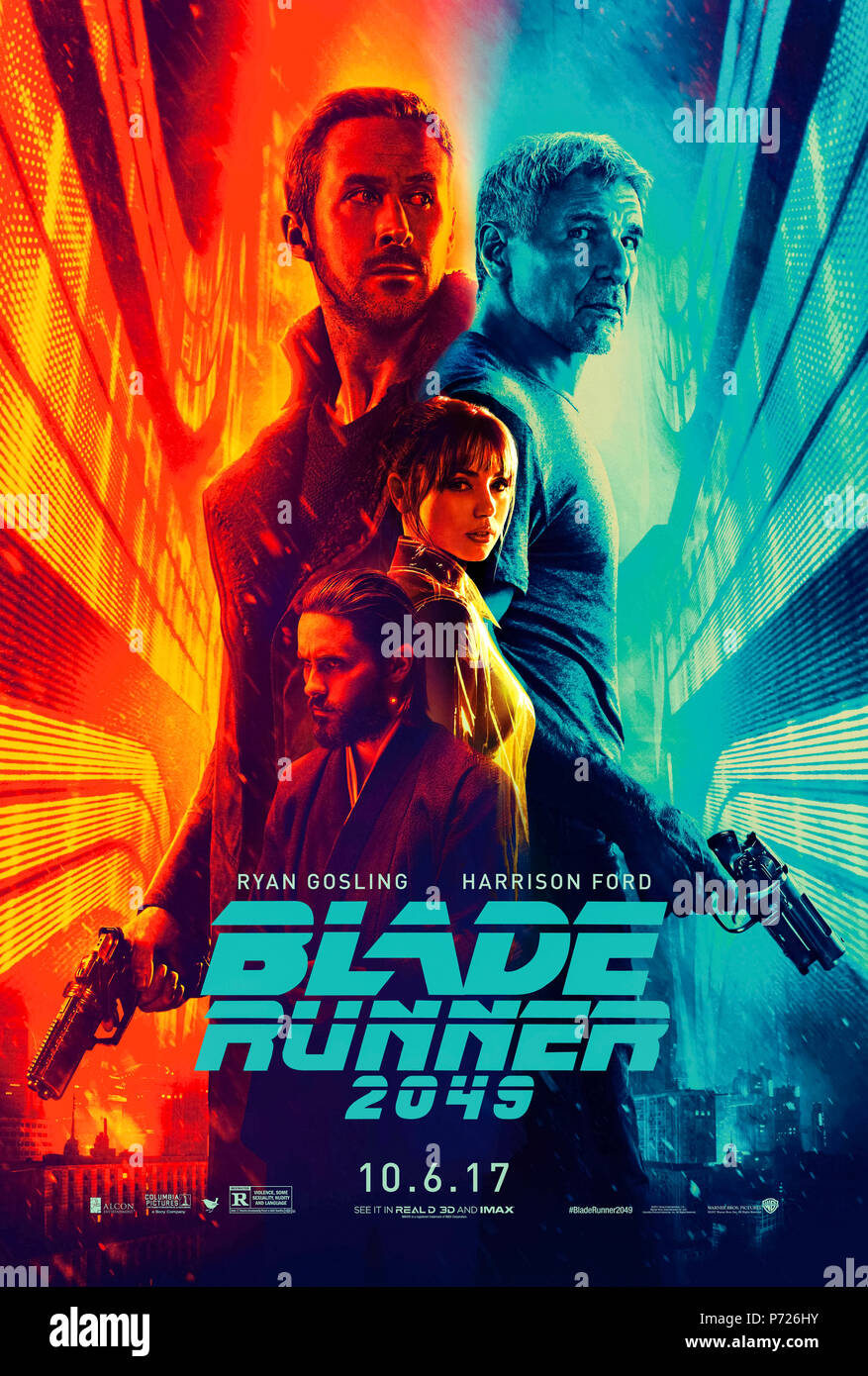 2049 Blade Runner (2017) réalisé par Denis Villeneuve et avec Harrison Ford, Ryan Gosling, Ana de Armas et Jared Leto. Une suite à la série classique 1982 Trente ans plus tard, où un nouveau blade runner découvre un secret. Banque D'Images
