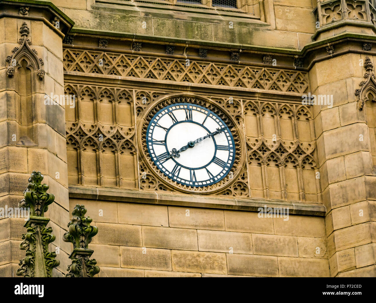 Vue rapprochée de la tour d'horloge de l'église De St Luke, Liverpool, Angleterre, Royaume-Uni, endommagée par une bombe dans la seconde Guerre mondiale, maintenant une ruine Banque D'Images
