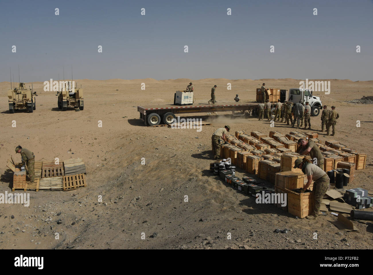 Un groupe de techniciens des explosifs, des munitions et du personnel de la 386e escadre expéditionnaire aérienne ont travaillé ensemble pour disposer d'un camion d'explosés inutilisables de façon sécuritaire dans un endroit inconnu en Asie du Sud-Ouest, le 11 mai 2017. Le stock de munitions expiré composée principalement de fusées a été transporté d'un endroit isolé où les articles inutilisables ont été empilés dans un trou à l'homme en vue de la destruction. Banque D'Images