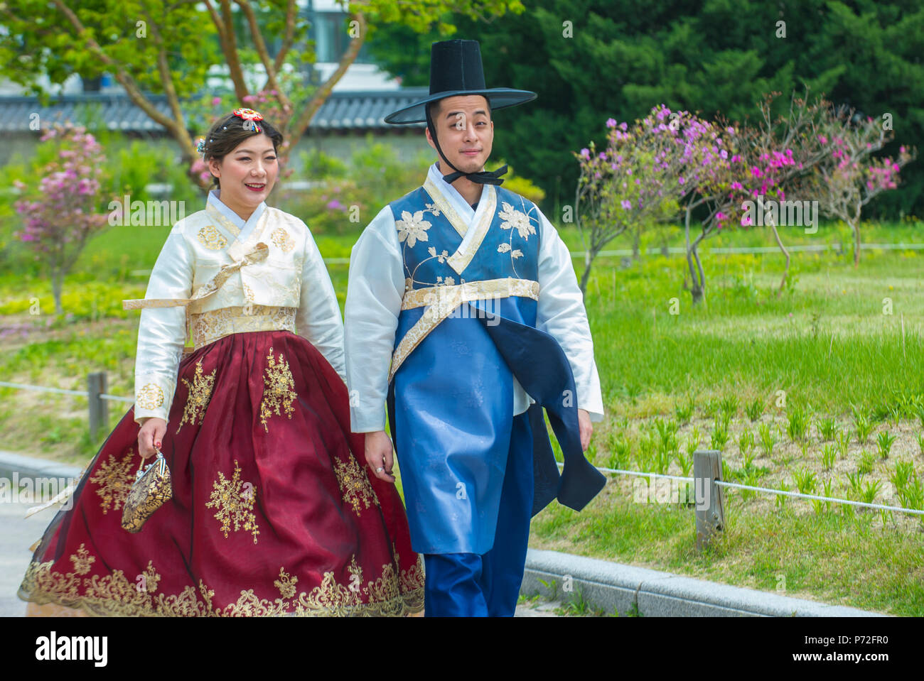 Séoul - 10 MAI : couple coréen robe Hanbok à Séoul en Corée, le 10 mai 2018. Coréen Hanbok est un vêtement traditionnel Il est caractérisé par vibreur Banque D'Images
