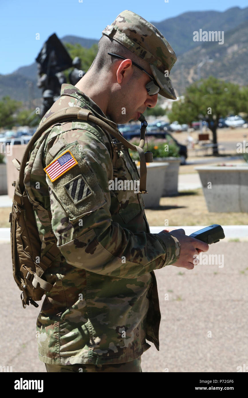 Le sergent de l'armée américaine. Javier Rivera, affecté à la 5ème commande de signal (théâtre), l'Administration centrale et de l'Administration centrale, détachement (HHD), 52e Bataillon du signal, les pratiques à l'aide de l'avancée de la Défense (DAGR GPS) au cours de la navigation terrestre pour le réseau de formation du Commandement de technologie d'entreprise concurrence meilleur guerrier à Fort Huachuca, Az., 11 mai 2017. La formation de la navigation terrestre est conçu pour enseigner aux soldats la façon de tracer un quadrillage sur la carte militaire, déterminer un azimut, et utiliser à la fois une boussole et une DAGR. Banque D'Images