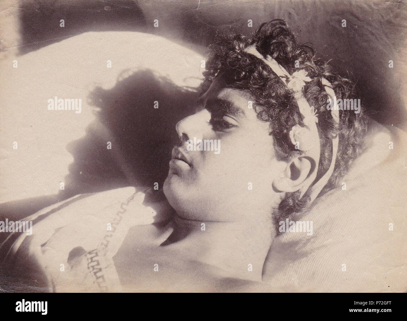 Italiano : Wilhelm Von Gloeden (1856-1931). Ritratto di ragazzo abbigliato all'antica. Numéro de catalogue : 1051. La foto, che riporta il timbro di Gloeden, fu scattata durante una visita di cugino Wilhelm Von Gloeden al Plueschow a Napoli, venir si evince dal fatto che il modello è 'Edoardo', presente dans Plueschow foto di numerose e nella foto 1052, da scattata Gloeden un Pompéi. Anglais : Wilhelm Von Gloeden (1856-1931). Portrait d'un jeune homme habillé comme un grec ancien. Numéro de catalogue : 1051. La photo, portant le sceau de Gloeden, a été prise au cours d'une visite de son cousin, Gloeden Wilhelm von Pluesch Banque D'Images