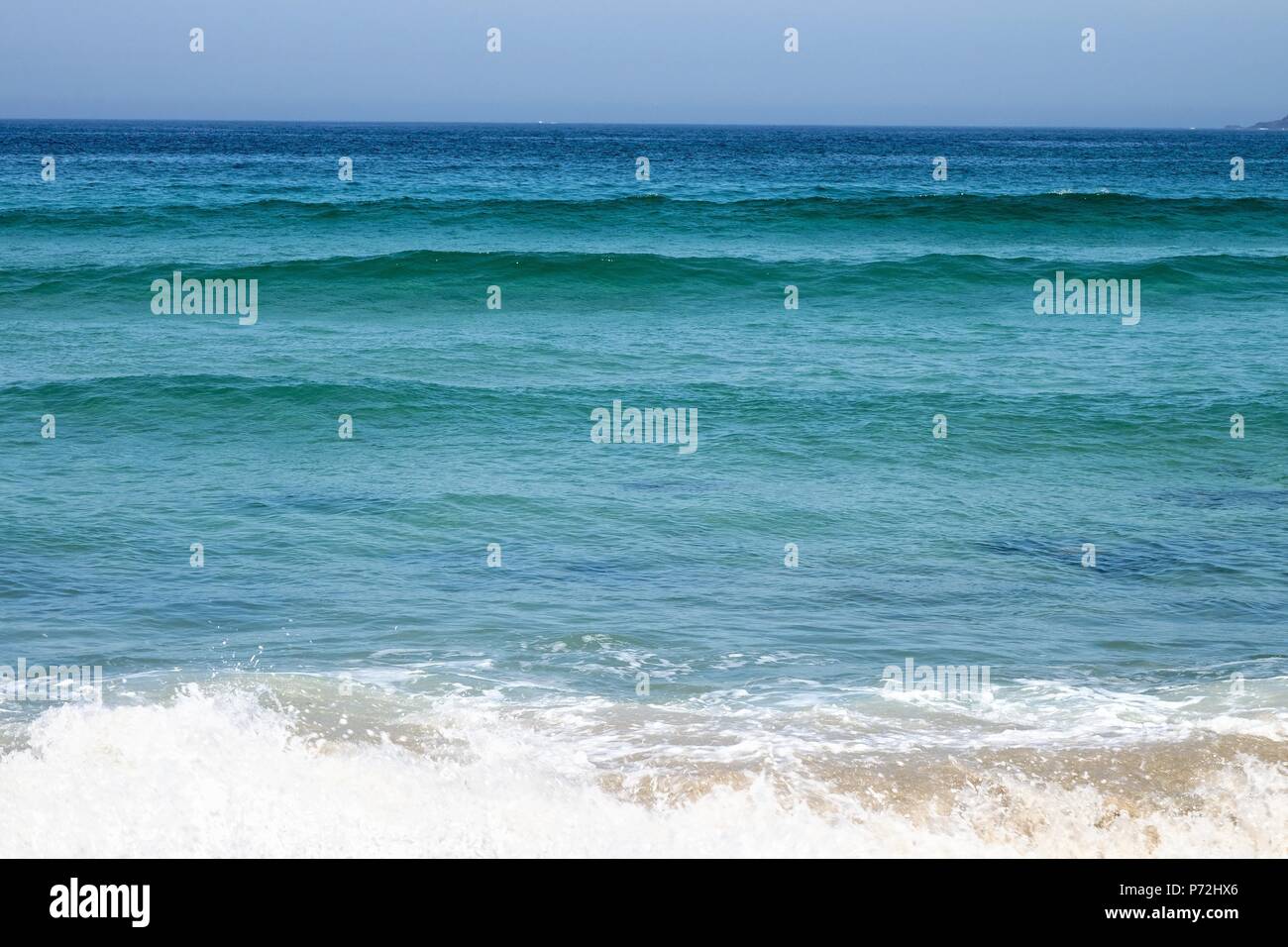 Bleu de la mer avec vagues formant un motif abstrait Banque D'Images
