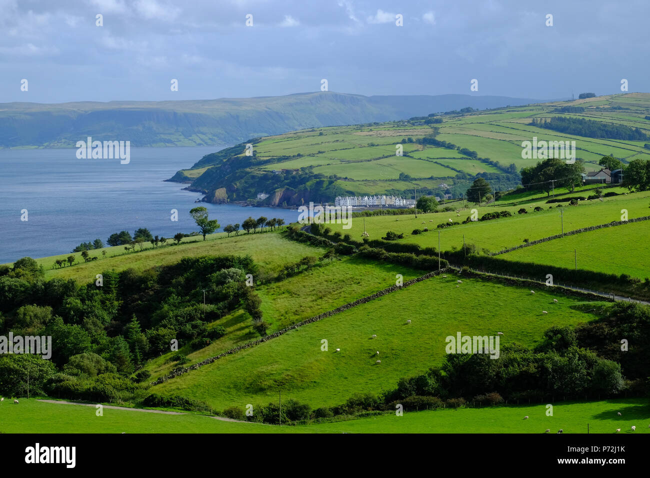 Les pâturages et les champs et le petit village de Cushendall, comté d'Antrim, l'Ulster (Irlande du Nord, Royaume-Uni, Europe Banque D'Images