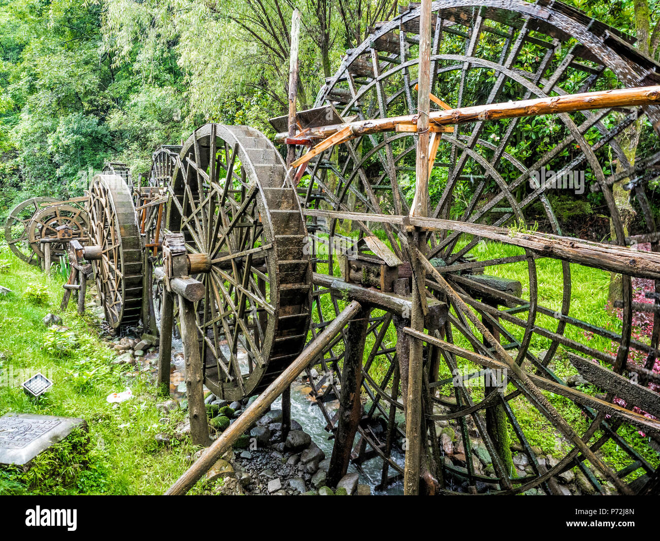 Moulin à Eau En Bois Dans Le Jardin De La Grotte De Dragon