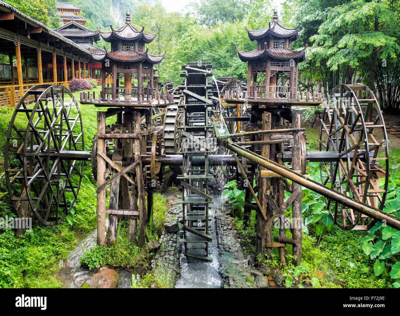 Moulin à Eau En Bois Dans Le Jardin De La Grotte De Dragon