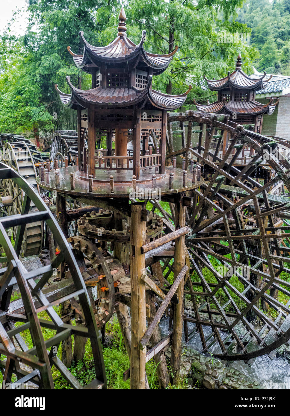 Moulin à Eau Dans Le Jardin De La Grotte De Dragon Jaune