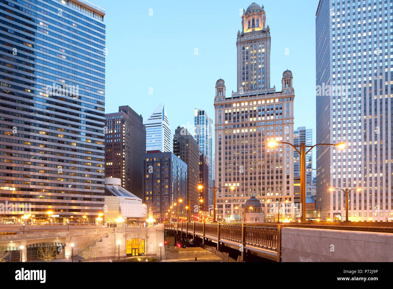 Des toits de bâtiments du centre-ville de Chicago, au crépuscule, Illinois, États-Unis Banque D'Images