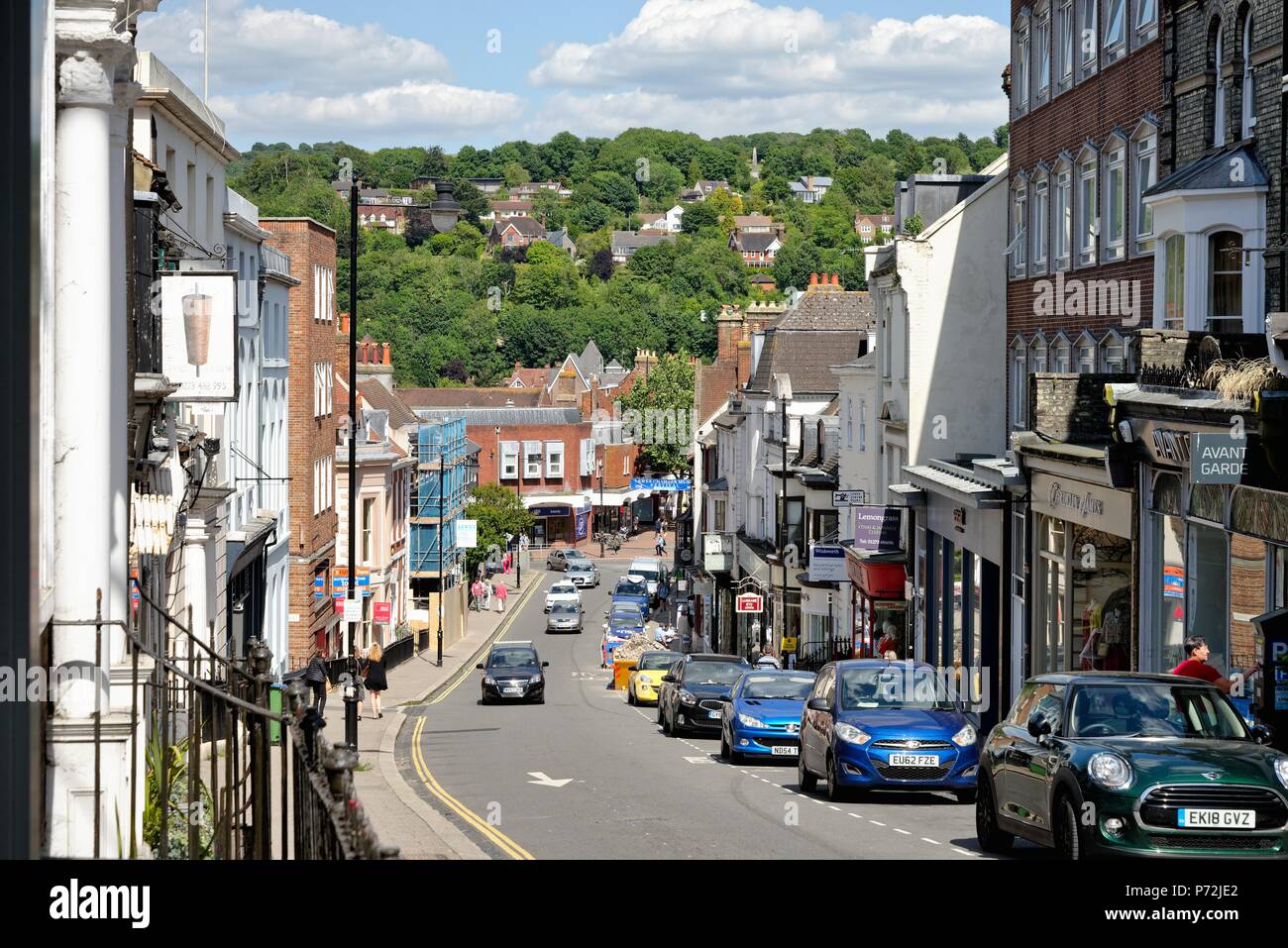 La rue sous le soleil d'été à Lewes East Sussex England UK Banque D'Images