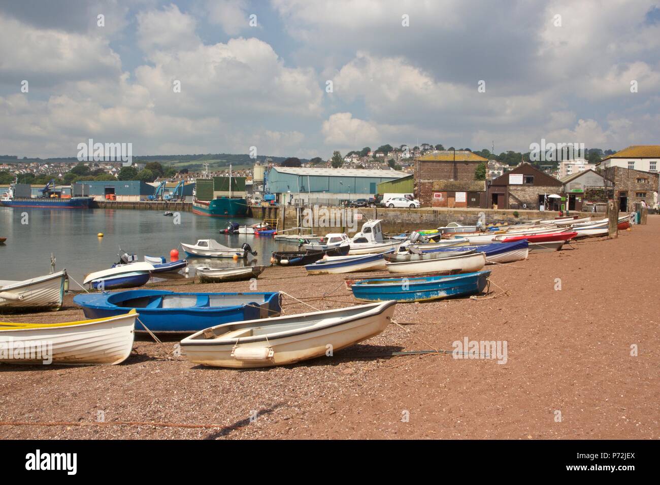 Une vue de Teignmouth retour à la plage en été avec des bateaux de pêche sur le sable Banque D'Images