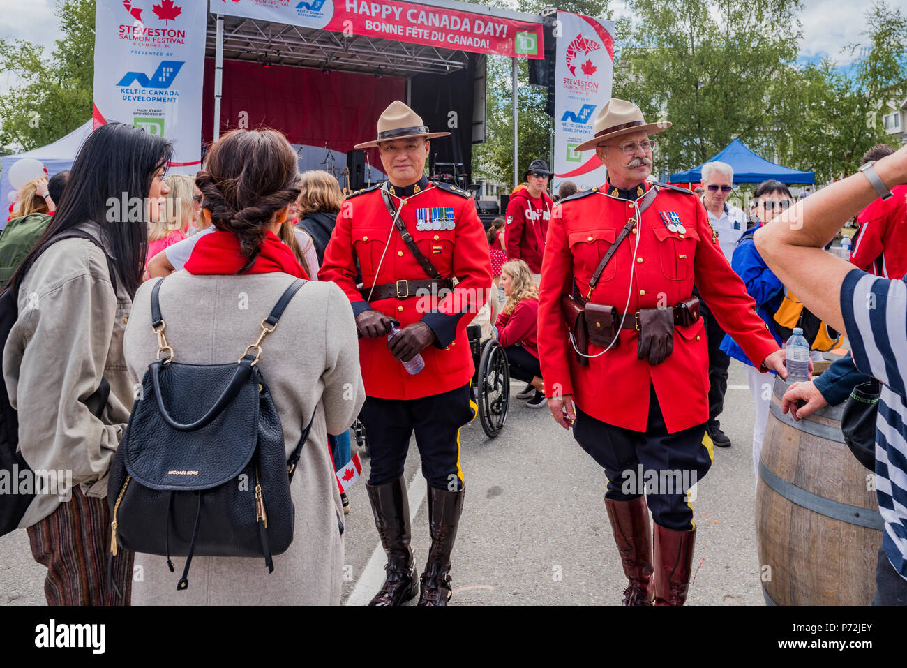 Moulages en uniformes rouge serge, Fête du Canada, Steveston, Richmond (Colombie-Britannique), Canada. Banque D'Images