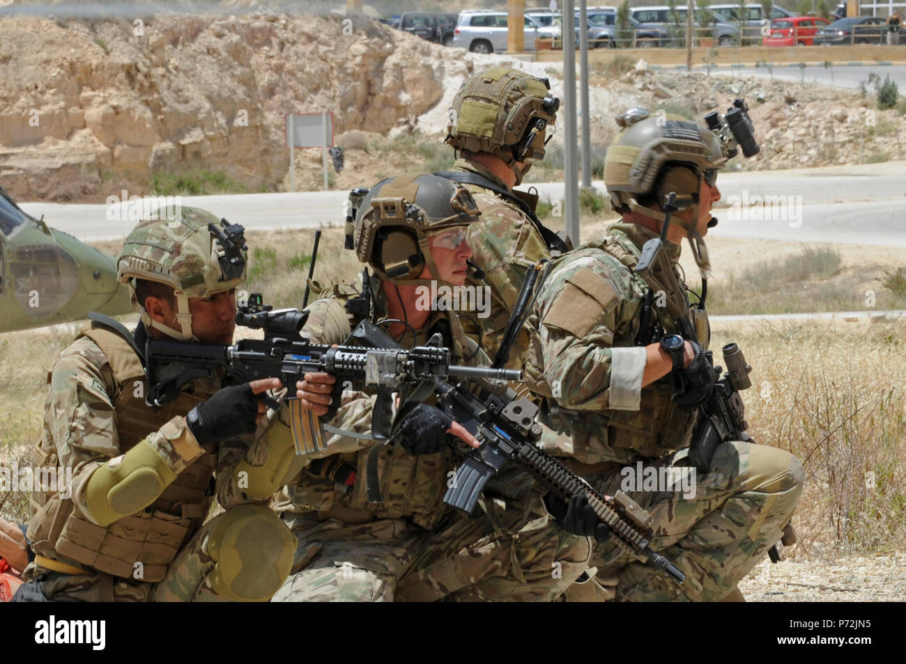 Jordanie (11 mai 2017) Les membres de l'US Air Force Special Operations, et forces armées jordaniennes tâche spéciale, fournissent un abri pour les forces interarmées à un point d'extraction par hélicoptère, l'interopérabilité au cours d'une formation de recherche et sauvetage de combat au King Abdullah II Centre de formation d'opérations spéciales, dans le cadre de l'exercice lion avide. Lion avide est un exercice annuel le Commandement central américain en Jordanie visant à renforcer les relations militaires entre les Etats-Unis, la Jordanie et d'autres partenaires internationaux. La nouvelle édition se compose d'environ 7 200 militaires provenant de plus de 20 n Banque D'Images