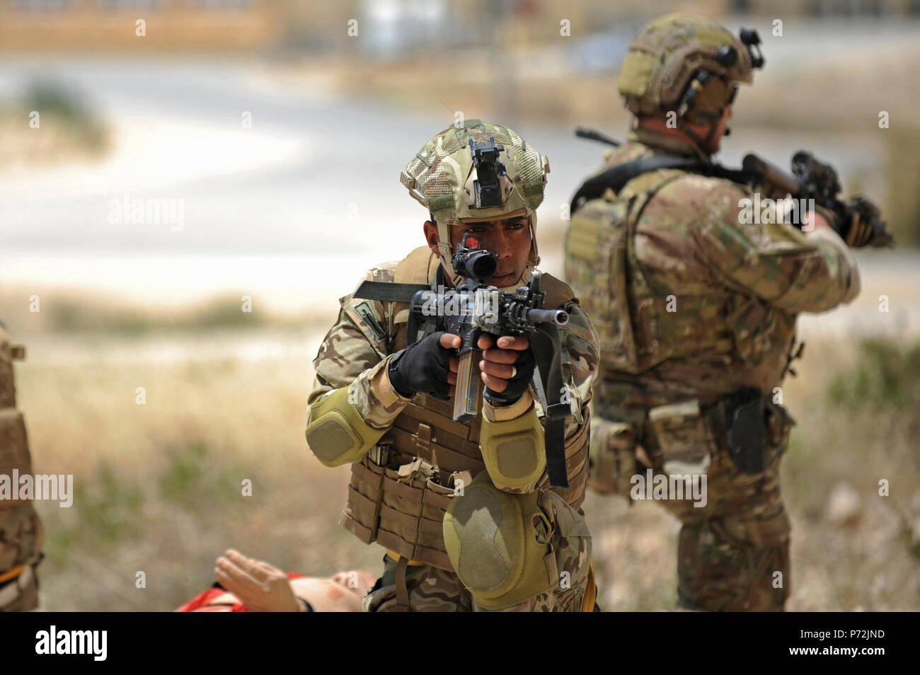 Jordanie (11 mai 2017) Les membres de l'Armed Forces Special Task Force, et U.S. Air Force Special Operations, offrent une protection contre les forces conjointes d'un hélicoptère au point d'extraction, l'interopérabilité au cours d'une formation de recherche et sauvetage de combat au King Abdullah II Centre de formation d'opérations spéciales, dans le cadre de l'exercice lion avide. Lion avide est un exercice annuel le Commandement central américain en Jordanie visant à renforcer les relations militaires entre les Etats-Unis, la Jordanie et d'autres partenaires internationaux. La nouvelle édition se compose d'environ 7 200 militaires de plus de tha Banque D'Images