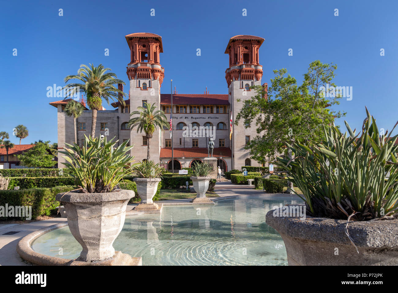 Saint Augustine, Floride - Saint Augustin, l'hôtel de ville construit en 1888 comme l'AlcáHôtel zar. Le bâtiment abrite également le Musée Lightner. Banque D'Images Saint Augustine, Floride - Saint Augustin, l'hôtel de ville construit en 1888 comme l'AlcáHôtel zar. Le bâtiment abrite également le Musée Lightner. Banque D'Images