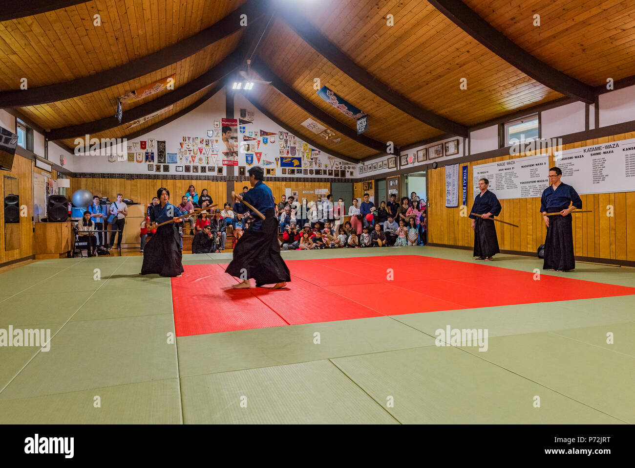 Démonstration de Kendo, art martial Japonais traditionnel du sabre (kenjutsu) avec l'aide d'épées en bambou, Steveston, Richmond, British Columbia, Canada Banque D'Images