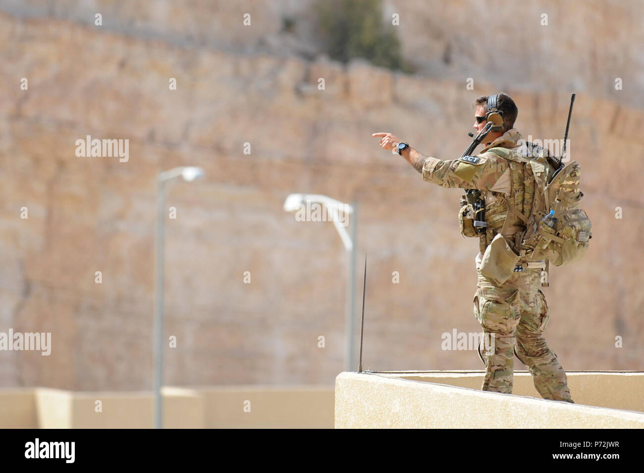 Jordanie (11 mai 2017) Un officier tactique spéciale, affecté à des opérations spéciales de l'Armée de l'air, se prépare à une rapide chute de la corde de l'hélicoptère, au cours d'une recherche et sauvetage de combat d'interopérabilité avec les forces armées jordaniennes de formation Groupe de travail spécial, le Roi Abdallah II au centre de formation d'opérations spéciales, dans le cadre de l'exercice lion avide. Lion avide est un exercice annuel le Commandement central américain en Jordanie visant à renforcer les relations militaires entre les Etats-Unis, la Jordanie et d'autres partenaires internationaux. La nouvelle édition se compose d'environ 7 200 militaires provenant de plus de 2 Banque D'Images